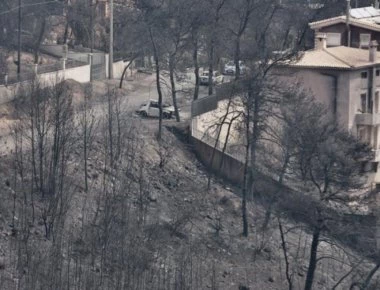 Η Περιφέρεια Αττικής και η Ρένα Δούρου απαντούν στο Βασίλη Καπερνάρο για τη φωτιά στο Μάτι